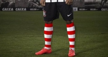 CORINTHIANS VESTE AS MEIAS DO RONALD MCDONALD