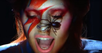 SENSACIONAL A HOMENAGEM DE LADY GAGA A DAVID BOWIE