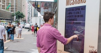 MCDONALDS FAZ AÇÃO NA AVENIDA PAULISTA POR MCSHAKE