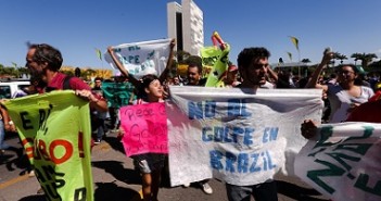 MANIFESTANTES CONTRA O GOLPE NO CAMINHO DA TOCHA