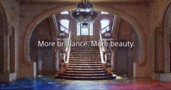 SONY, BALÕES, PURPURINA, CINDY LAUPER E UMA TV 4K
