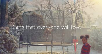 JOHN LEWIS REVELA A SUA CAMPANHA DE NATAL: #BusterTheBoxer